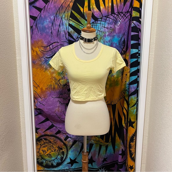 π Lovely yellow crop top - Picture 2 of 11